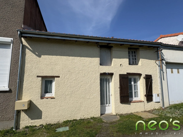 Maison à vendre à Saint-André-de-la-Marche – Investissement locatif avec jardin