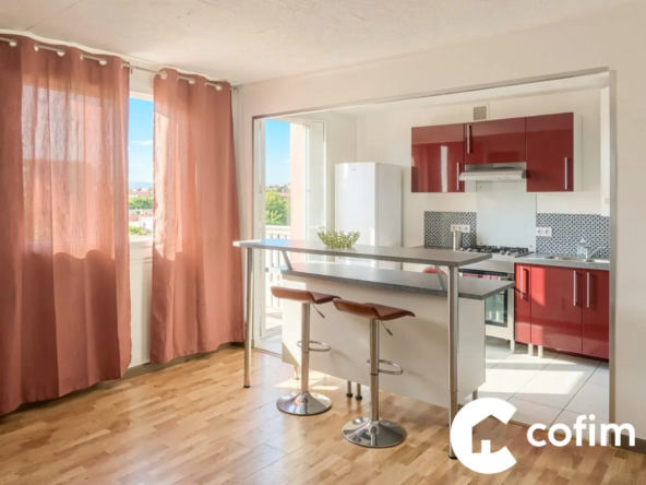 salon - séjour cuisine ouverte  Appartement T3 au Dernier Étage avec Garage et Cave à Tarbes