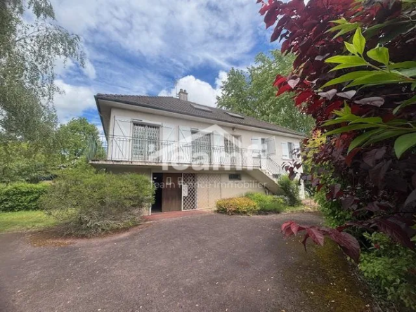 Maison familiale avec sous-sol et terrain arboré à Bourges