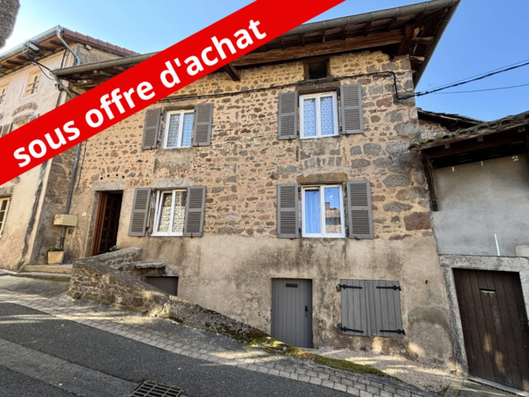 Maison en pierre à Saint Jacques des Arrêts avec cour et dépendances