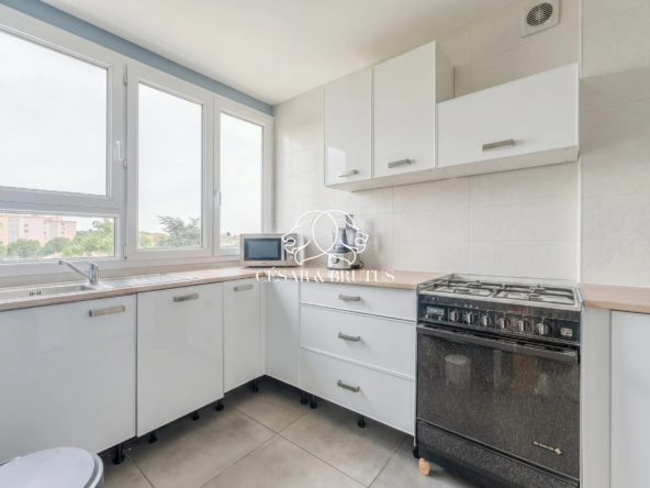 Appartement T4 lumineux avec balcon et parking à Bron, idéal premier achat ou investissement