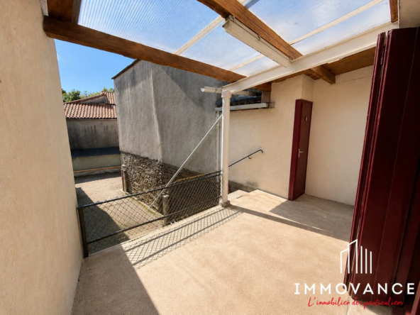 Maison de campagne en pierre avec terrasse et caves à Sauclières