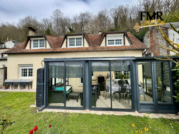 Maison familiale avec 4 chambres, véranda et vue dégagée à Orbec