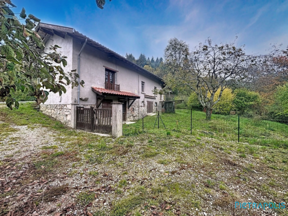 Maison en pierres du XVIIIe siècle à restaurer à Claveisolles
