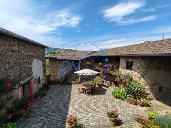 Ancien corps de ferme à rénover à Saint-Just-d'Avray avec potentiel exceptionnel