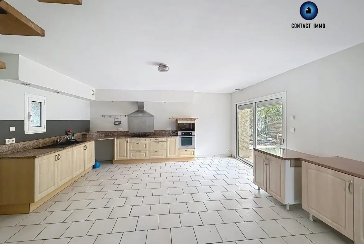 Vente maison à Allassac avec piscine, 3 chambres, grand espace de vie 