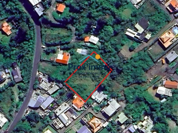 Terrain à vendre à Cilaos avec fort potentiel constructible et environnement calme - Opportunité rare