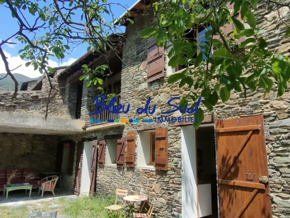 Facade jardin Maison en pierre à rénover avec jardin et vue montagnarde à Evol