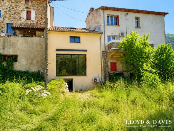 Vue extérieure avec caves Maison de village rénovée avec vue sur les monts d'Ardèche à Dunière-sur-Eyrieux