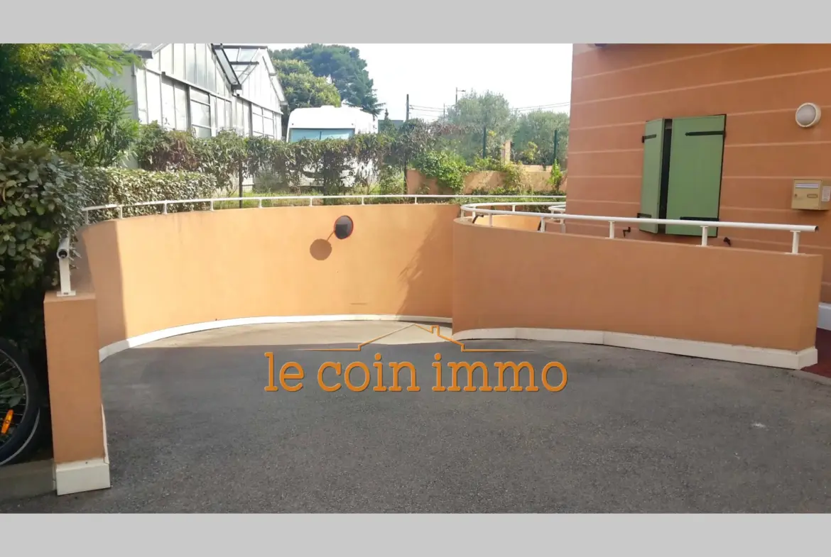 Garage sécurisé en sous-sol à Antibes – 13 m² idéal pour voiture ou stockage 
