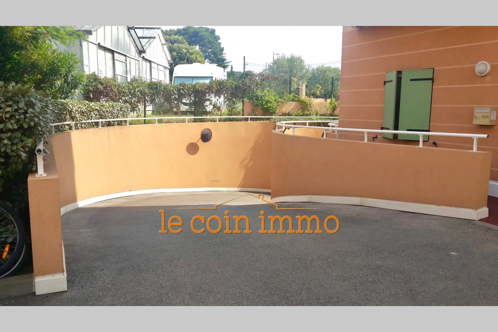 Garage sécurisé en sous-sol à Antibes – 13 m² idéal pour voiture ou stockage 