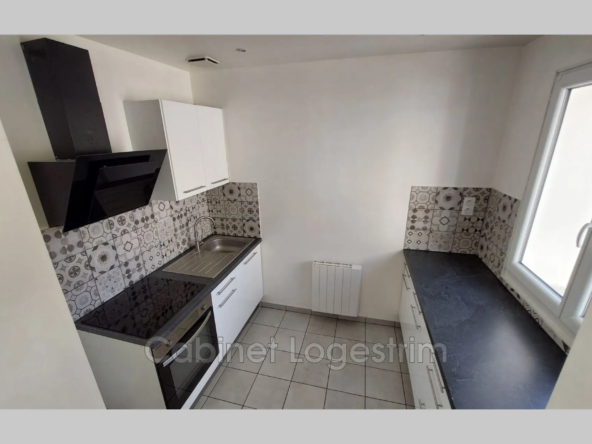 Immeuble à vendre à Milhaud - 3 appartements rénovés + à rénover
