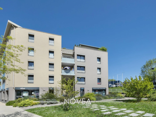 Local professionnel lumineux avec balcon et parking à Neuville-sur-Saône
