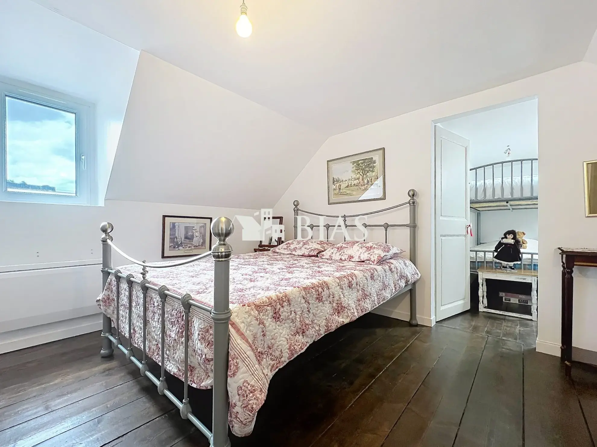 Belle maison de ville rénovée à Bernay avec cour et 2 chambres 