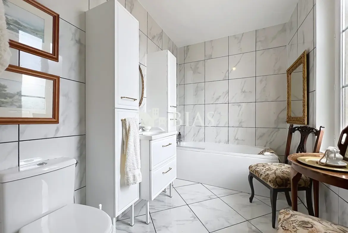 Belle maison de ville rénovée à Bernay avec cour et 2 chambres 