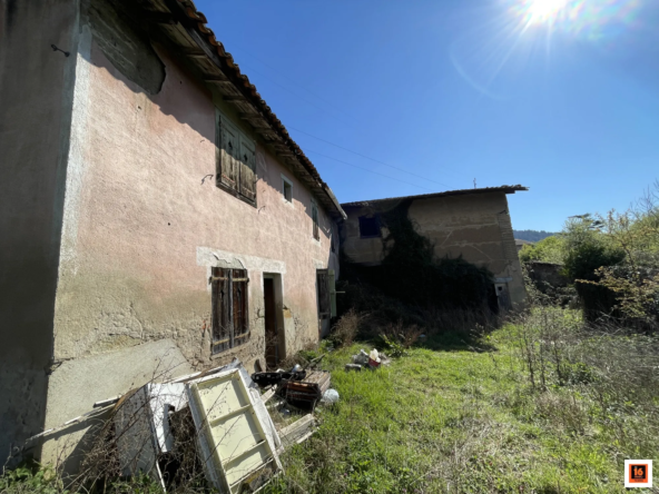 Petite maison avec grange sur terrain constructible à Thiers proche centre-ville