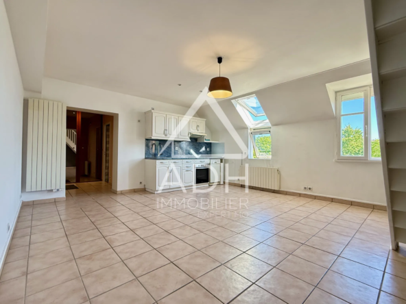 Appartement duplex de 47,41 m² à Jouars-Pontchartrain avec parking et proximité commodités