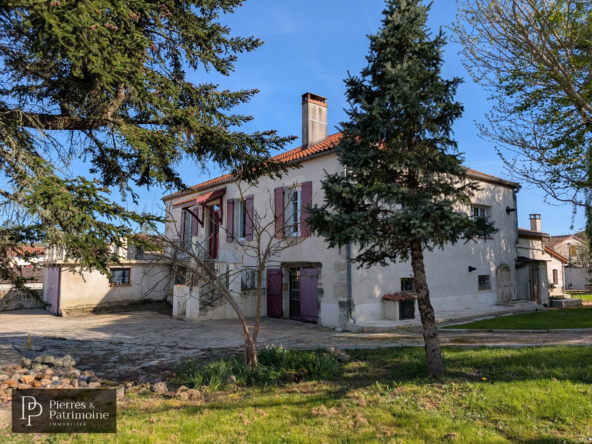Rare maison en pierre avec dépendances, jardin et vue sur l’église dans le village de Nomdieu