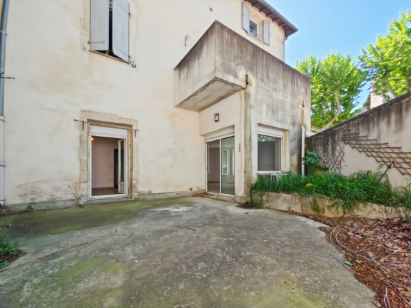 Appartement en rez-de-chaussée avec cour privée et parking à Tarascon