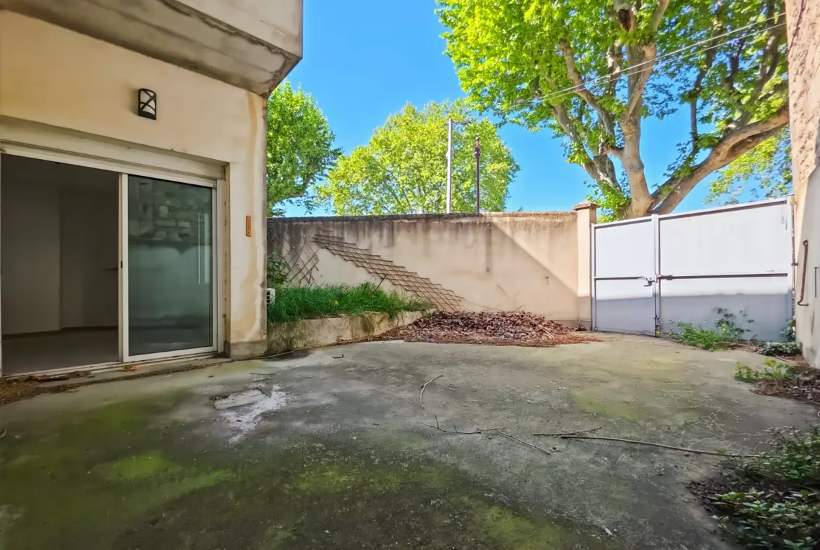 Appartement en rez-de-chaussée avec cour privée et parking à Tarascon 