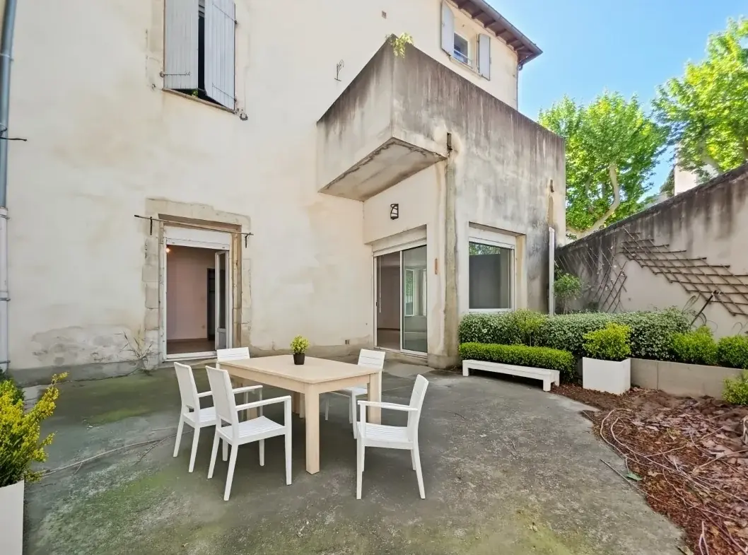 Appartement en rez-de-chaussée avec cour privée et parking à Tarascon 