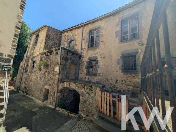 Charmant ancien presbytère en pierre à Saint-Floret, 230 m² à rénover
