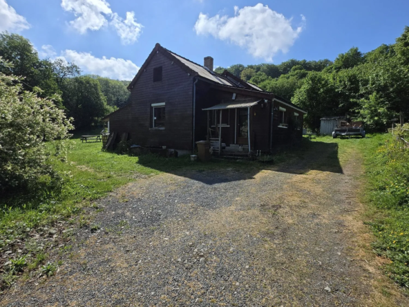 Maison à rénover avec grange près du lac de Pannecière à Chaumard
