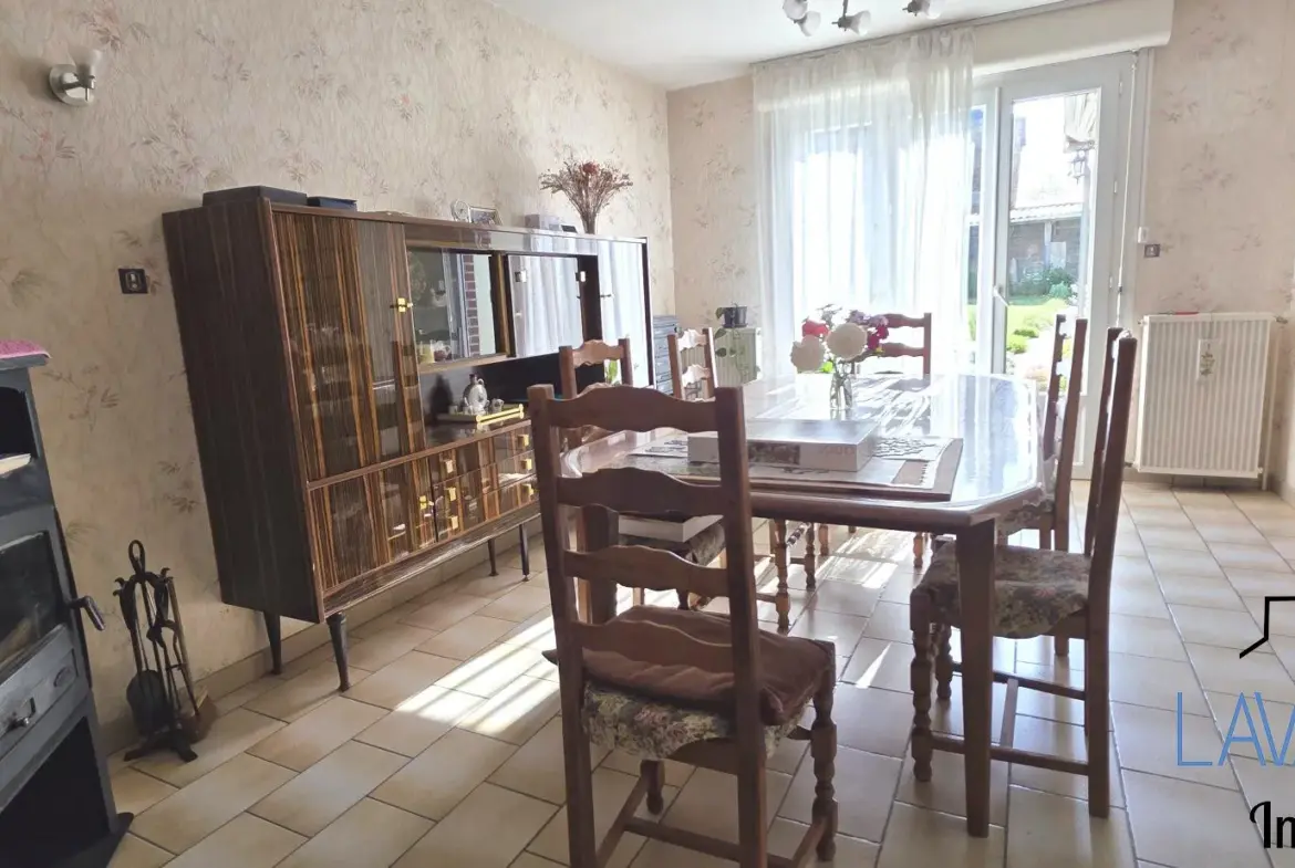 Maison mitoyenne 4 chambres avec terrasse et garage à Hérissart 
