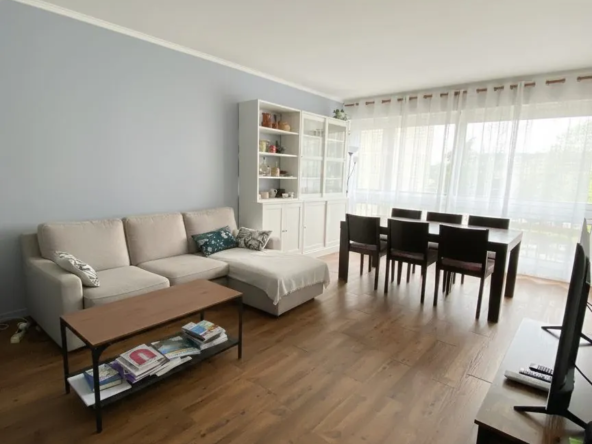 Appartement lumineux 3 chambres avec loggia, cave et parking à Ris-Orangis