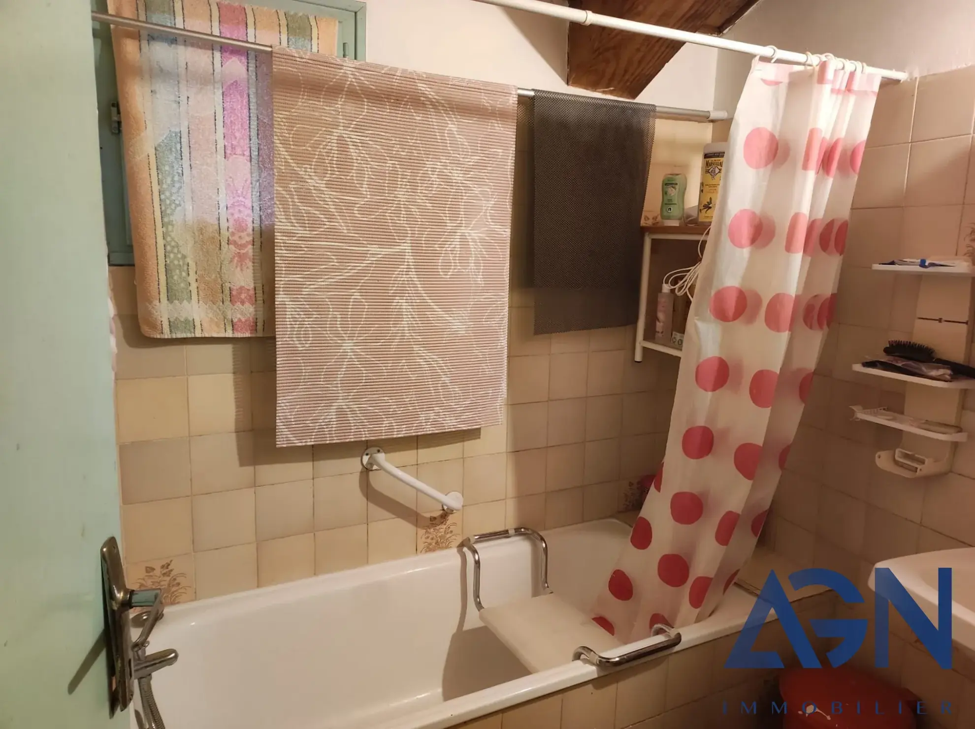 Maison à vendre à Agde avec dépendance de 23m², proche des berges de l'Hérault 