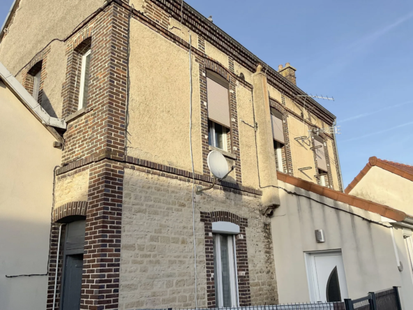 façade sud  Studio rénové de 20 m² à Ecrevolles - Calme et luminosité dans la région de Troyes