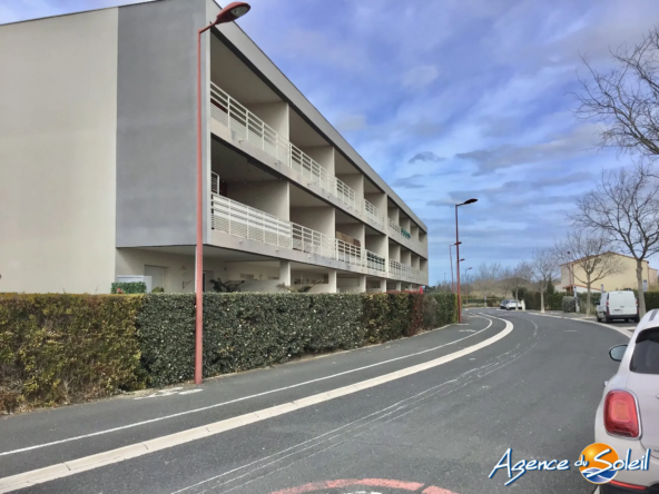 Appartement T3 en rez-de-jardin avec deux terrasses et stationnement privé à Théza