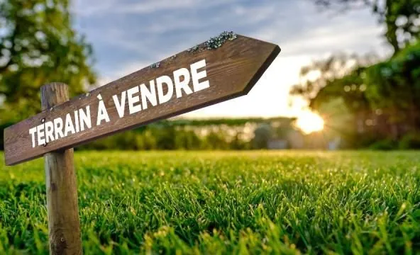 Terrain constructible de 825 m² à Vénès, calme et proche des commodités