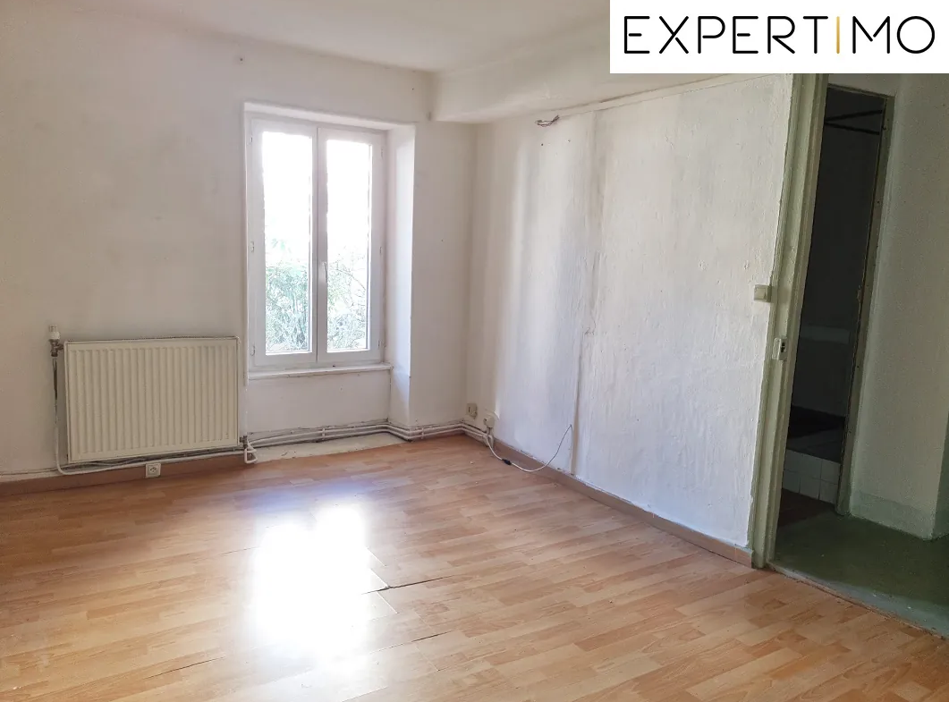 Maison atypique de 100 m² avec cour à Montaigut-en-Combrailles 