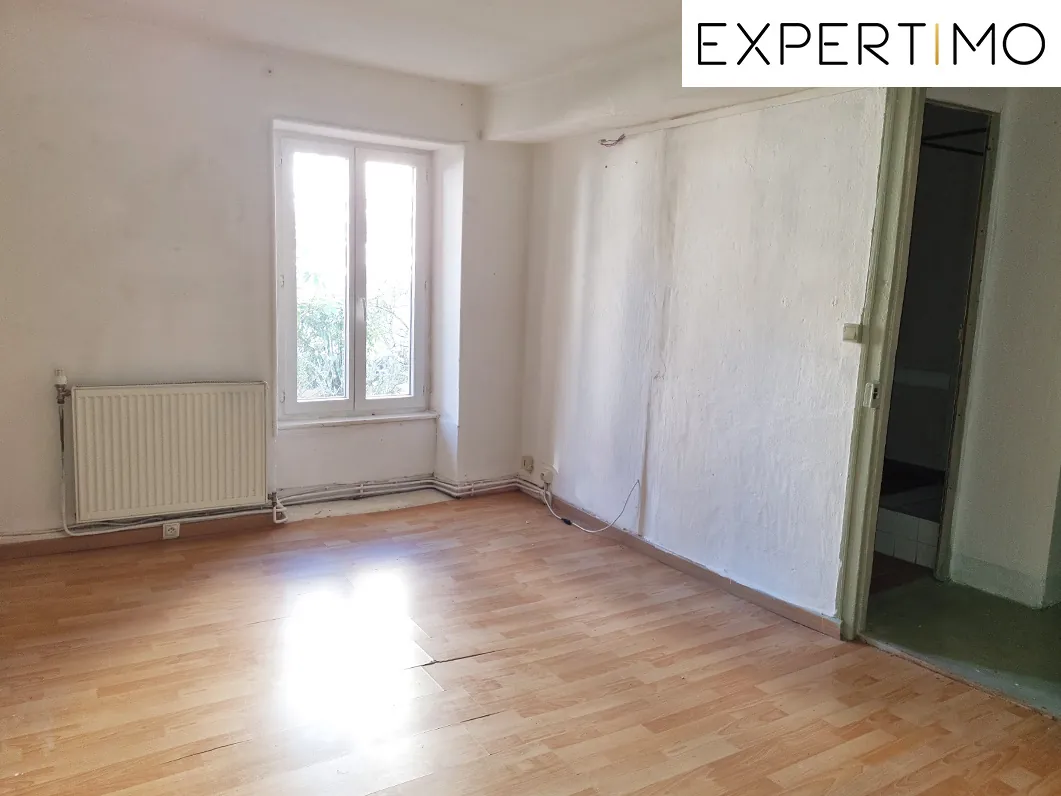 Maison atypique de 100 m² avec cour à Montaigut-en-Combrailles 