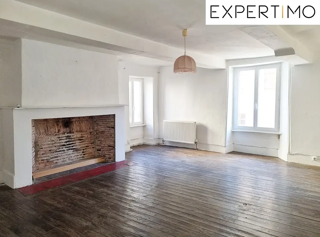 Maison atypique de 100 m² avec cour à Montaigut-en-Combrailles 