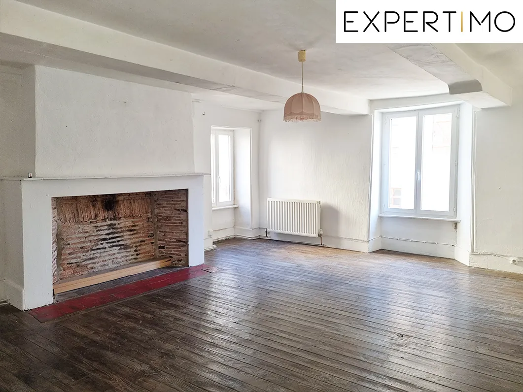 Maison atypique de 100 m² avec cour à Montaigut-en-Combrailles 