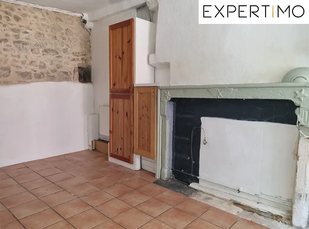 Maison atypique de 100 m² avec cour à Montaigut-en-Combrailles 
