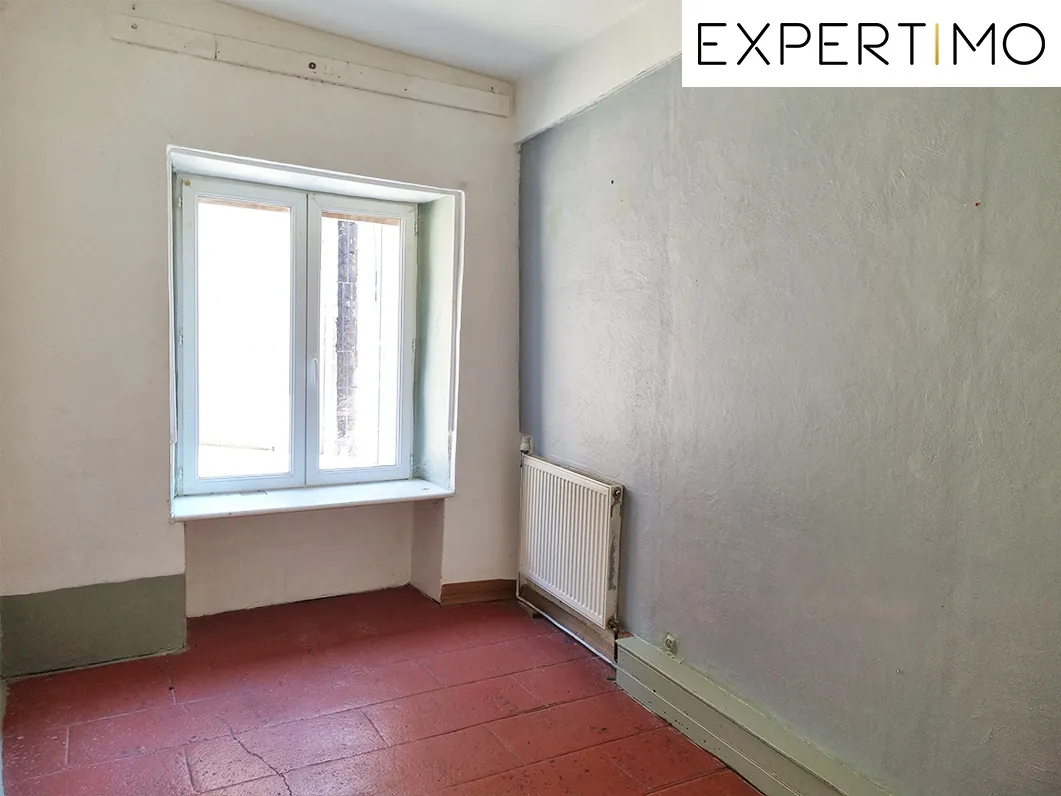 Maison atypique de 100 m² avec cour à Montaigut-en-Combrailles 