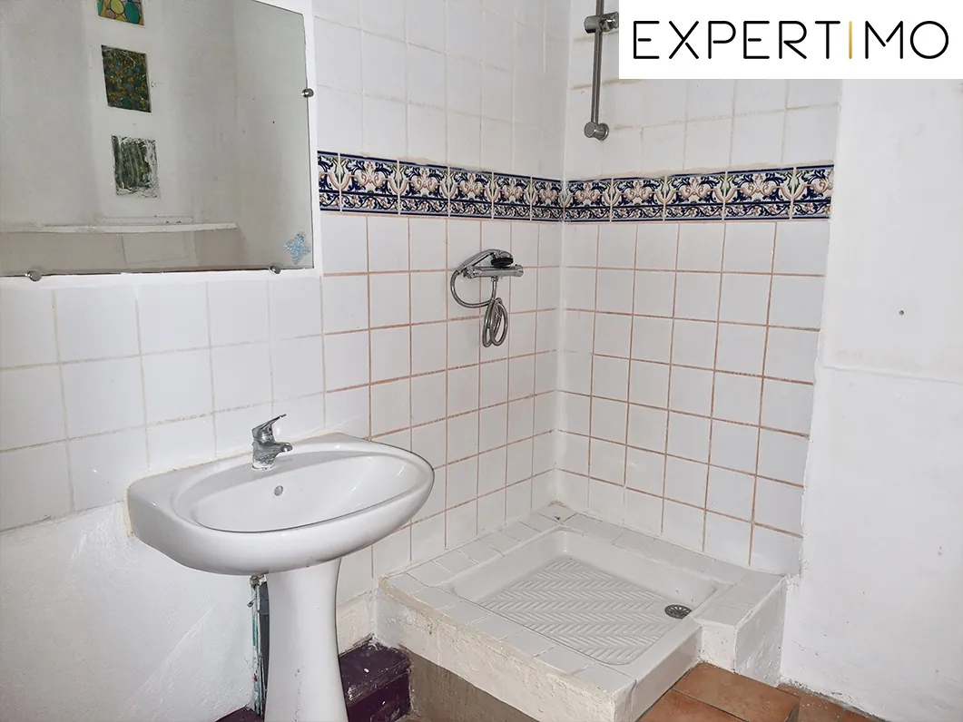 Maison atypique de 100 m² avec cour à Montaigut-en-Combrailles 