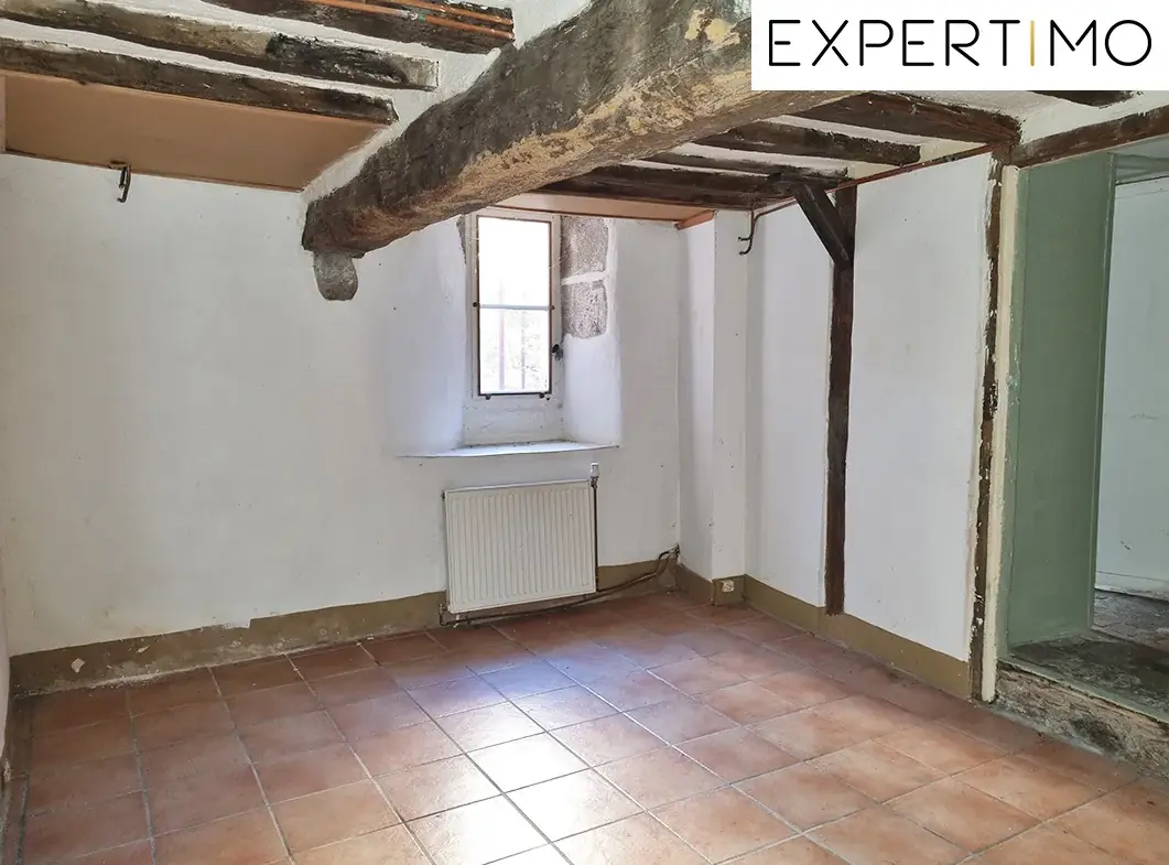 Maison atypique de 100 m² avec cour à Montaigut-en-Combrailles 