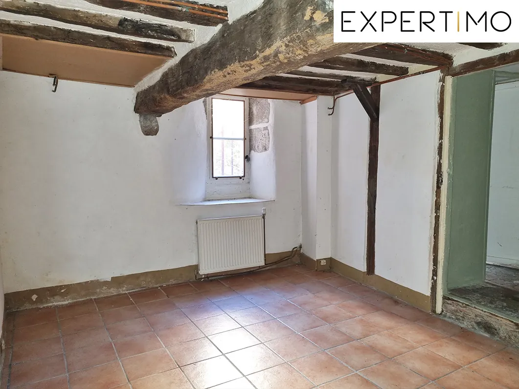 Maison atypique de 100 m² avec cour à Montaigut-en-Combrailles 