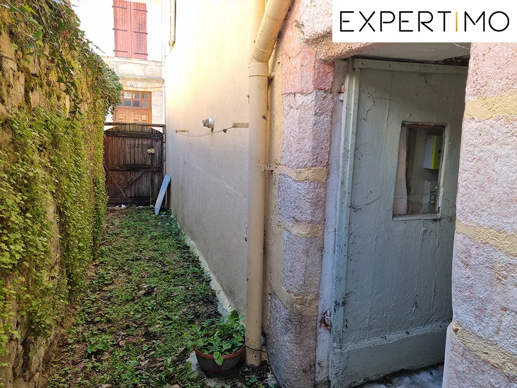 Maison atypique de 100 m² avec cour à Montaigut-en-Combrailles 