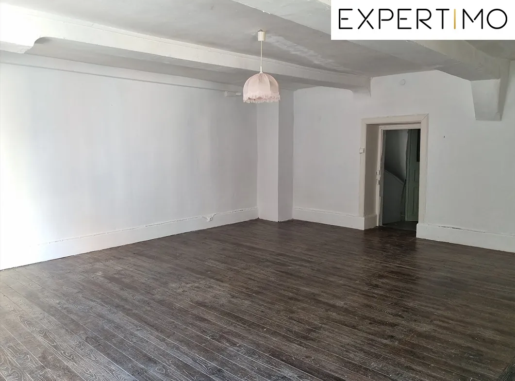 Maison atypique de 100 m² avec cour à Montaigut-en-Combrailles 