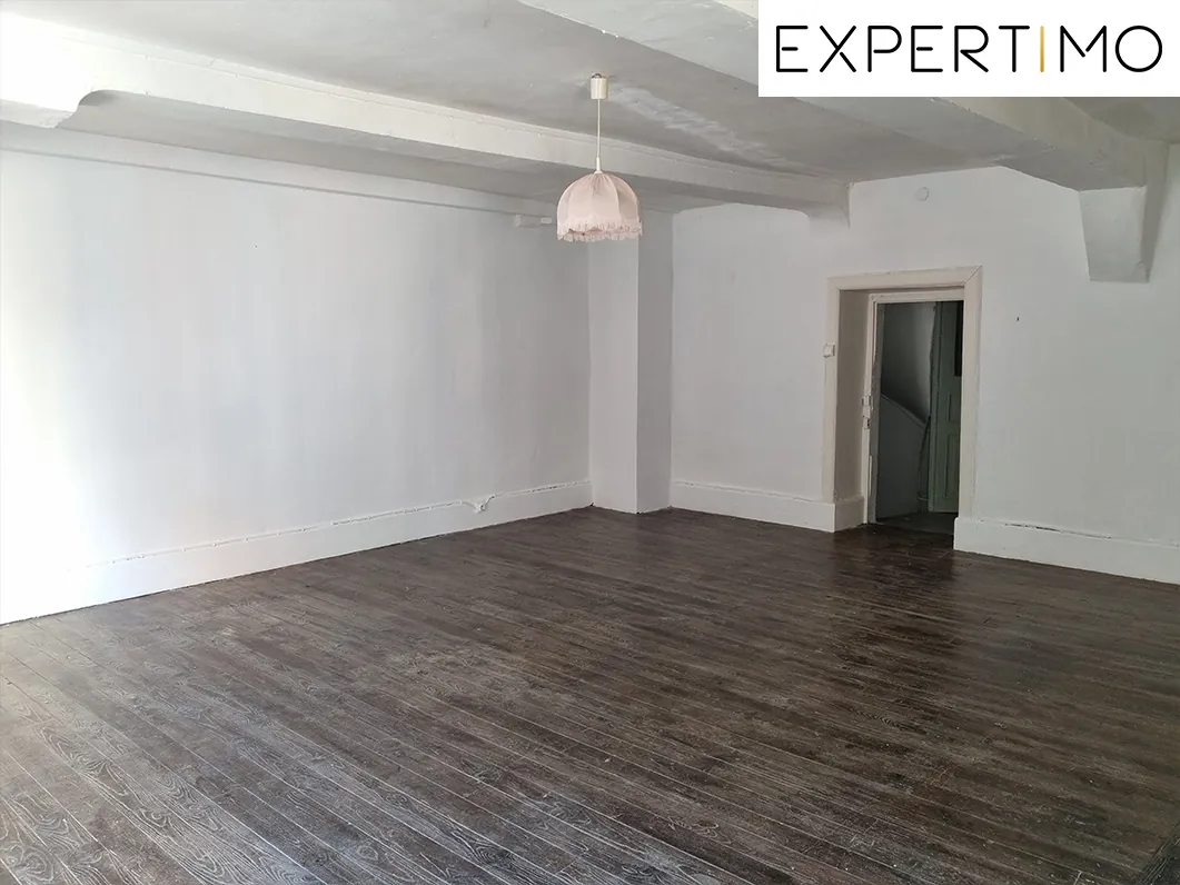 Maison atypique de 100 m² avec cour à Montaigut-en-Combrailles 