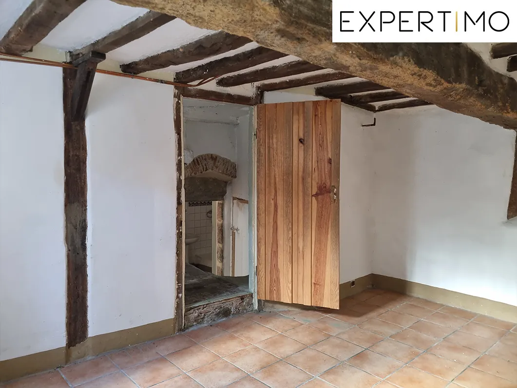 Maison atypique de 100 m² avec cour à Montaigut-en-Combrailles 