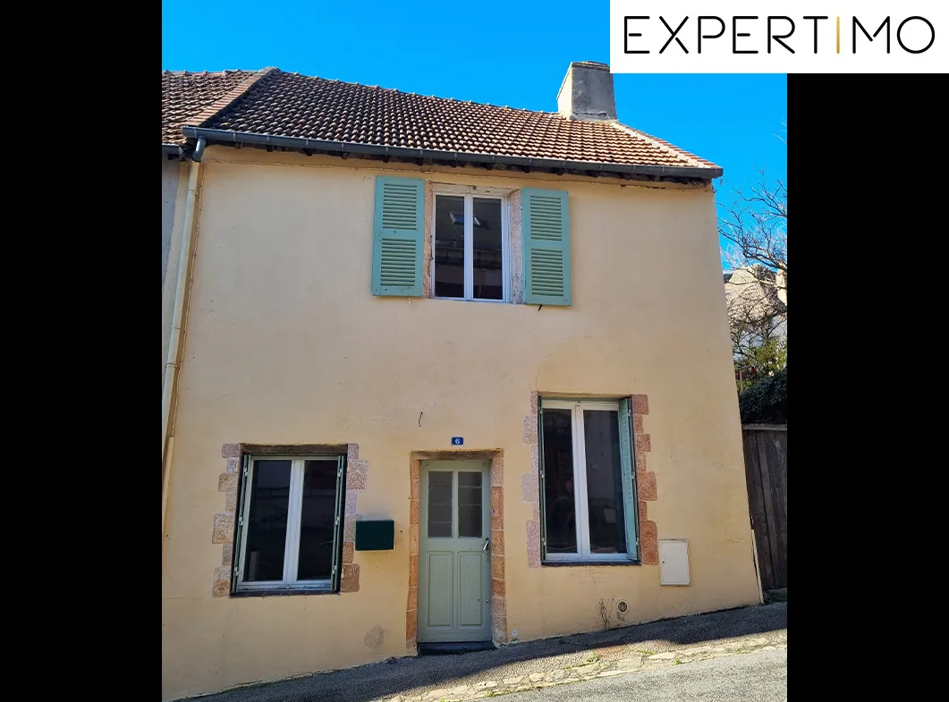 Maison atypique de 100 m² avec cour à Montaigut-en-Combrailles 