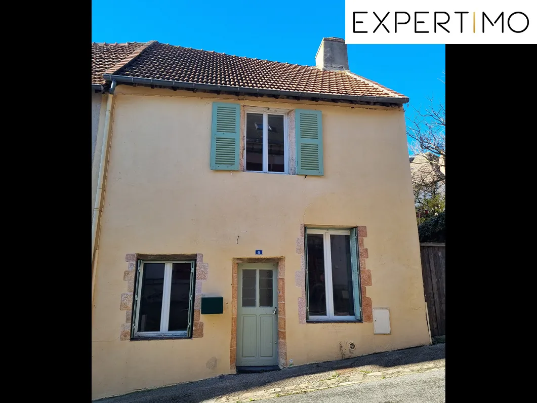 Maison atypique de 100 m² avec cour à Montaigut-en-Combrailles 