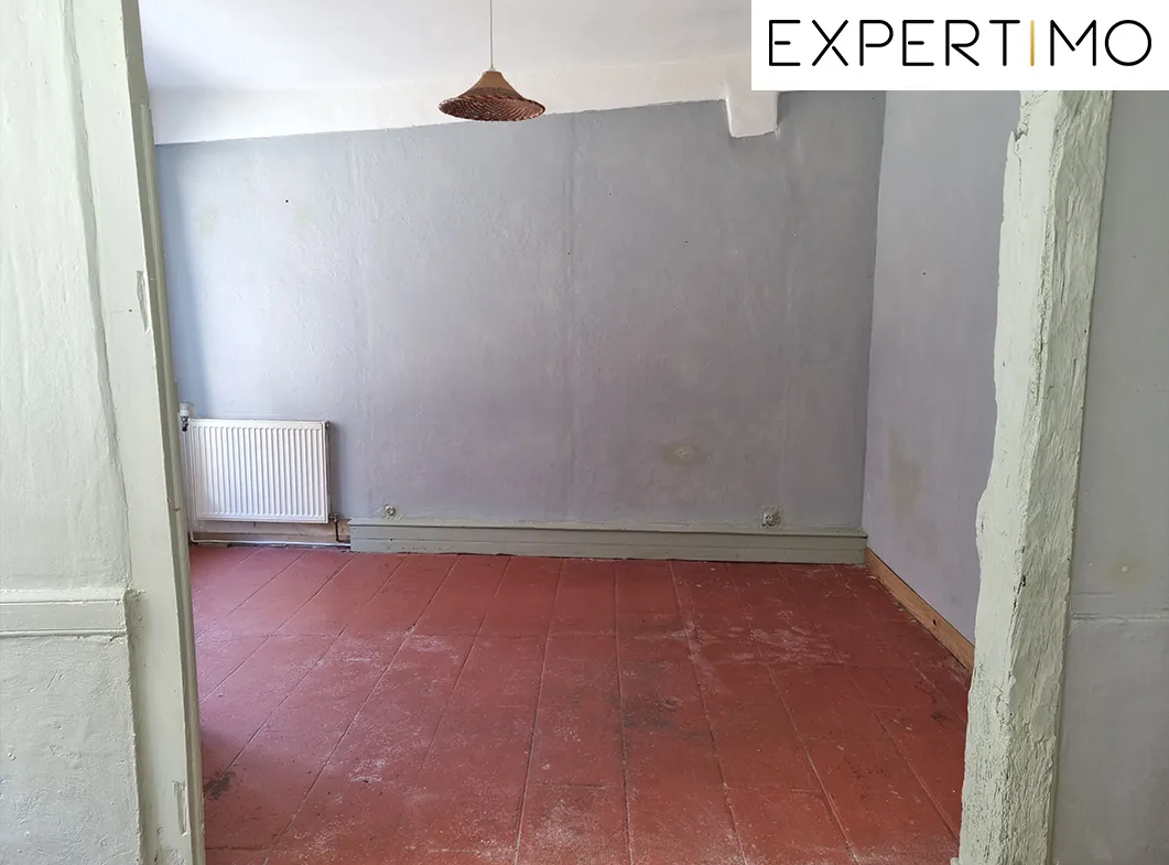 Maison atypique de 100 m² avec cour à Montaigut-en-Combrailles 