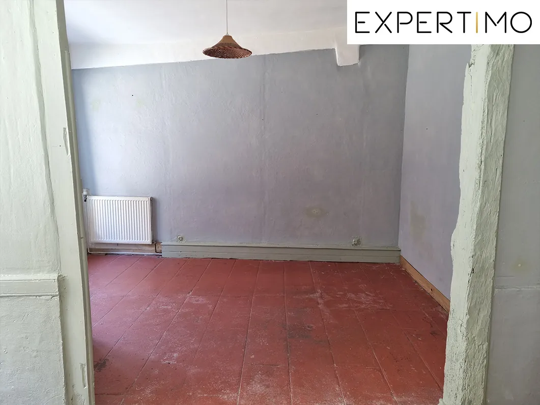 Maison atypique de 100 m² avec cour à Montaigut-en-Combrailles 